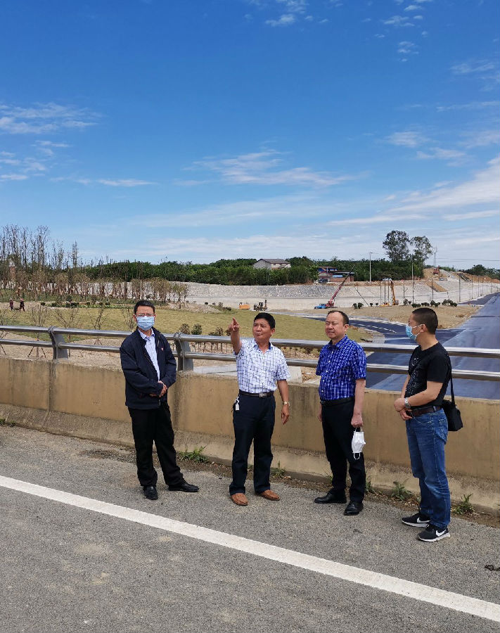 集團(tuán)黨委副書記 紀(jì)委書記田青春帶隊(duì)對 省道205線等重點(diǎn)項(xiàng)目進(jìn)行效能督察1.jpg 15d6262dd48ee19b42ac851c312fb208.jpg