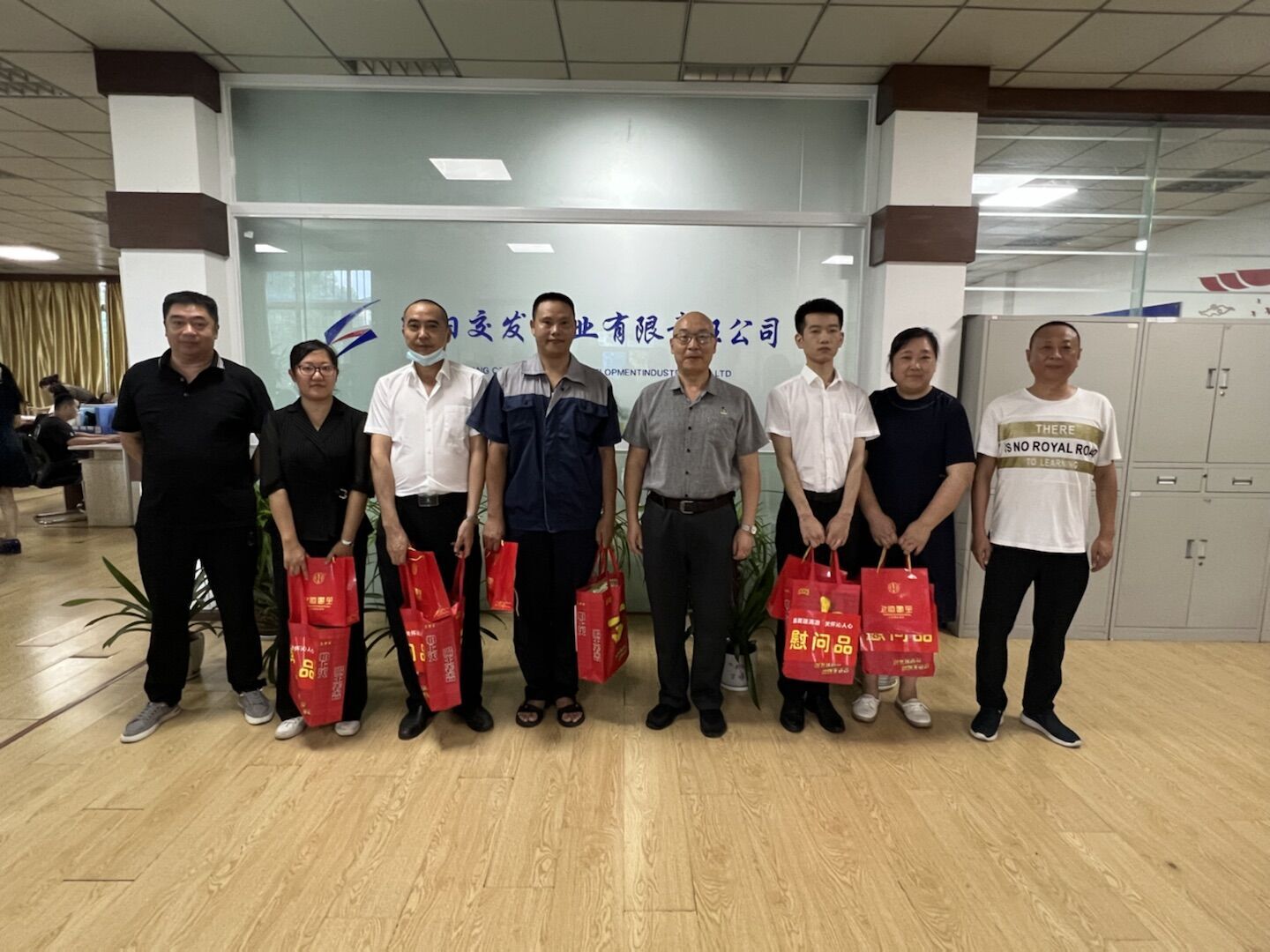 7.交發(fā)實業(yè)慰問現(xiàn)場.jpg 7.交發(fā)實業(yè)慰問現(xiàn)場.jpg