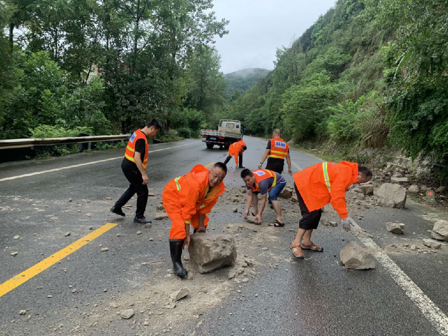 行動迅速 全力排險 沉著應(yīng)對彰顯路橋擔當1.jpg 52598bdfe12833bc22cbe9ce4a25dd25.jpg