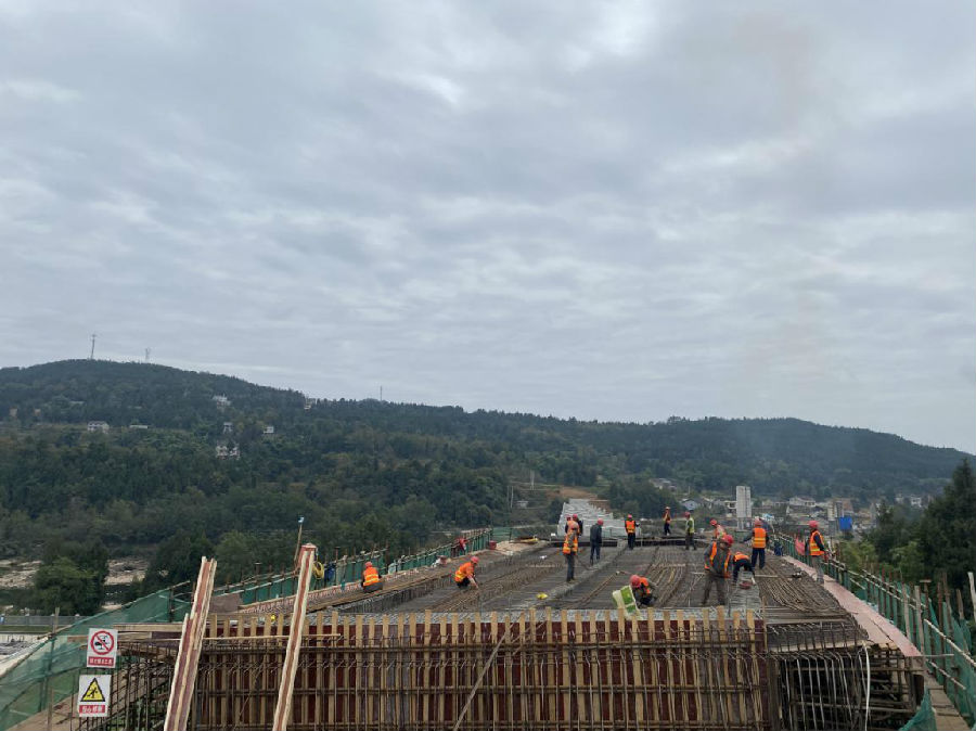 梓潼縣交通運輸局局長趙云一行檢查指導(dǎo)S209線梓潼縣城至江油河口段改建工程2.jpg 6591a7f7c4d9d2cefe3504827073603e.jpg