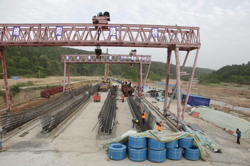 S209線梓潼縣城至江油河口段改建工程項(xiàng)目首片預(yù)制箱梁成功澆筑2.jpg 7a7a59d2a9d6ddf60127945ed4acac9d.jpg