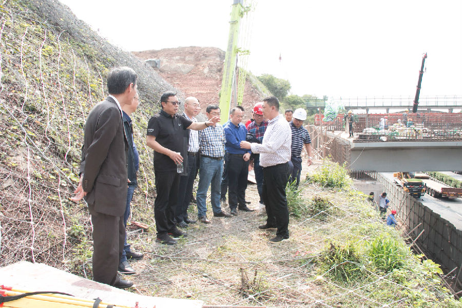 學(xué)習(xí)攻堅(jiān)克難典型 感悟建設(shè)者奮力工作2.jpg cb3ca6b31a4f7fd053f88b924175ead7.jpg