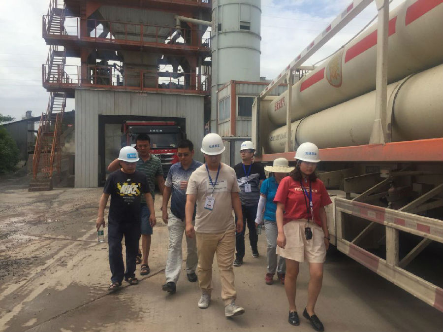 綿陽市交通建設(shè)工程質(zhì)量監(jiān)督站對G247江油河西大橋至塔九路路口段道路養(yǎng)護(hù)維修工程進(jìn)行監(jiān)督檢查1.jpg cc394c8e350ebb98d6c2b58dea83dc87.jpg