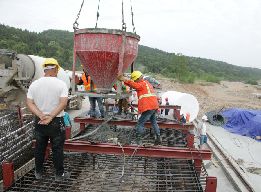S209線梓潼縣城至江油河口段改建工程項(xiàng)目首片預(yù)制箱梁成功澆筑3.jpg d7b41c262e50db949c0a3ed7dcd266f7.jpg