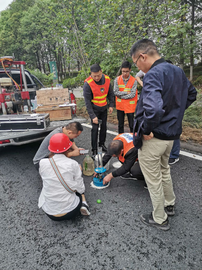 綿陽市交通建設(shè)工程質(zhì)量監(jiān)督站對G247江油河西大橋至塔九路路口段道路養(yǎng)護(hù)維修工程進(jìn)行監(jiān)督檢查3.jpg e796bd7755c39592bcd51b7055fbf0e3.jpg