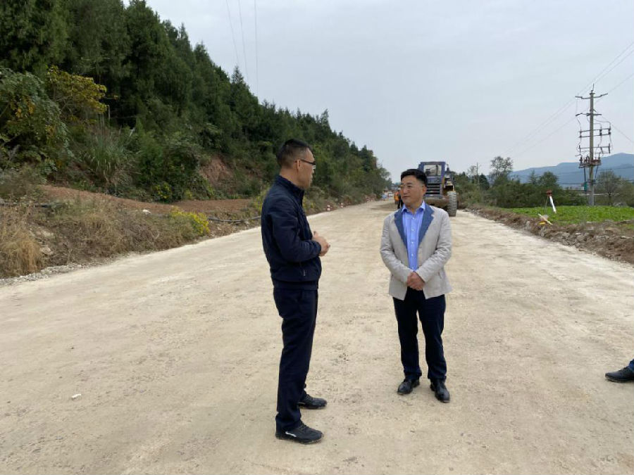 梓潼縣交通運輸局局長趙云一行檢查指導(dǎo)S209線梓潼縣城至江油河口段改建工程1.jpg f8e3670dbb5386ca8ae0a20465bb9b27.jpg