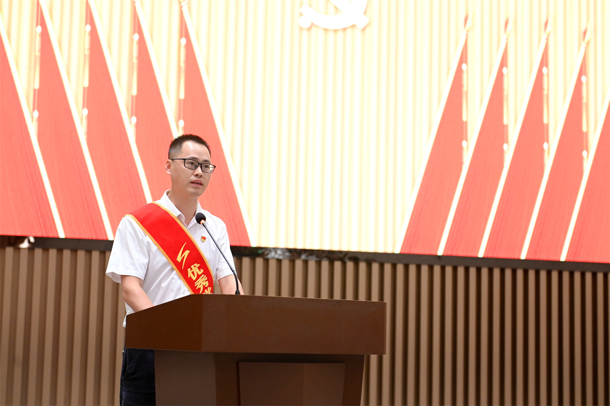 先進個人代表發(fā)言.jpg 先進個人代表發(fā)言.jpg